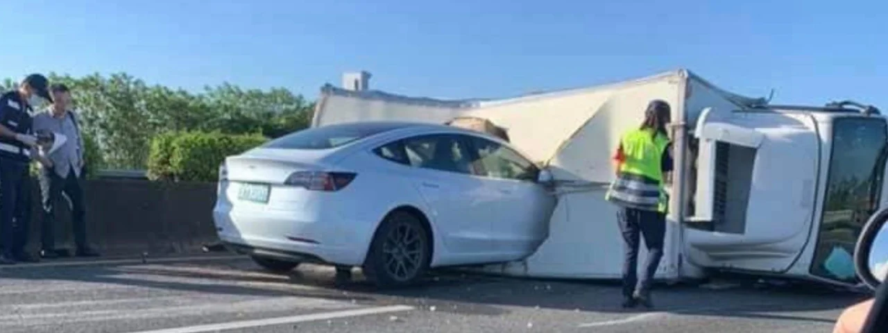 TESLA colisão direção autônoma